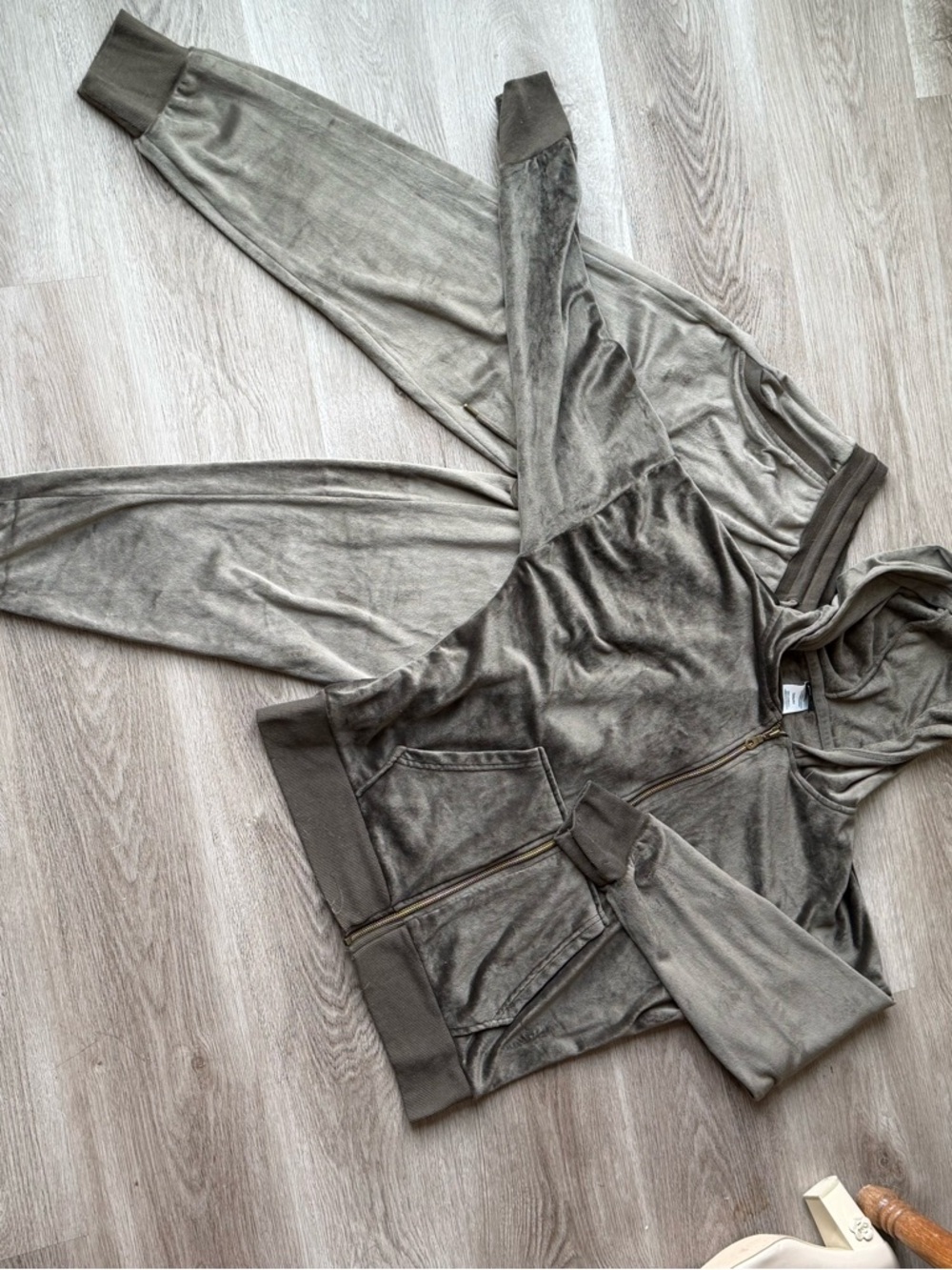 Felina Velour Lounge Set in Green